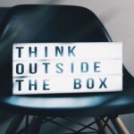 Thinkout of the Box - Box steht auf einem Stuhl - Geschäftsideen